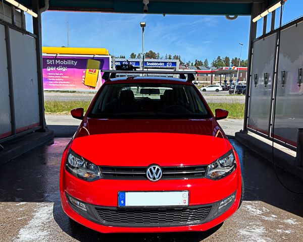 Röd Volkswagen Polo vid biltvätten nära rondellen